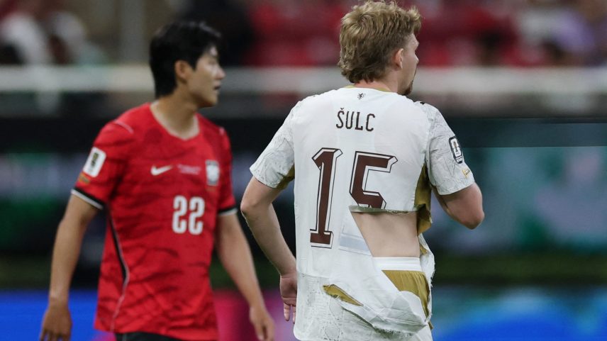 Pavel Sulc com a camisa rasgada em Coreia do Sul x República Tcheca — Foto: Paul Childs / Reuters