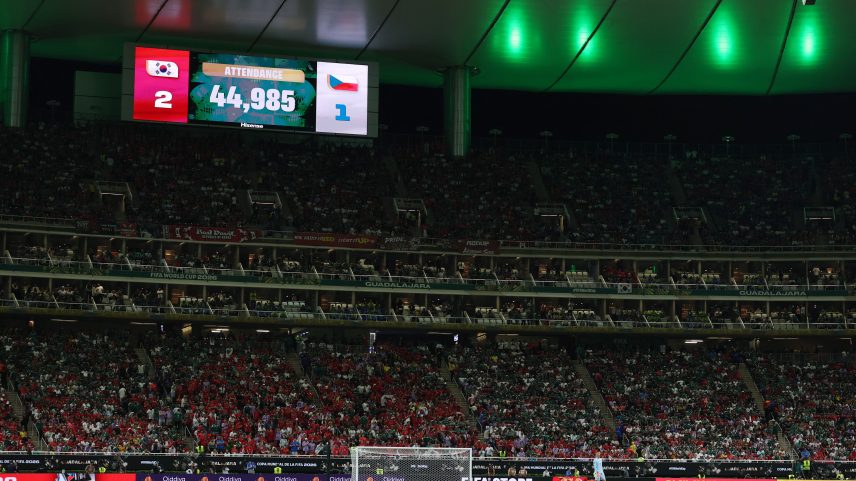 Telão mostra público oficial do jogo entre Coreia do Sul e República Tcheca — Foto: Reuters
