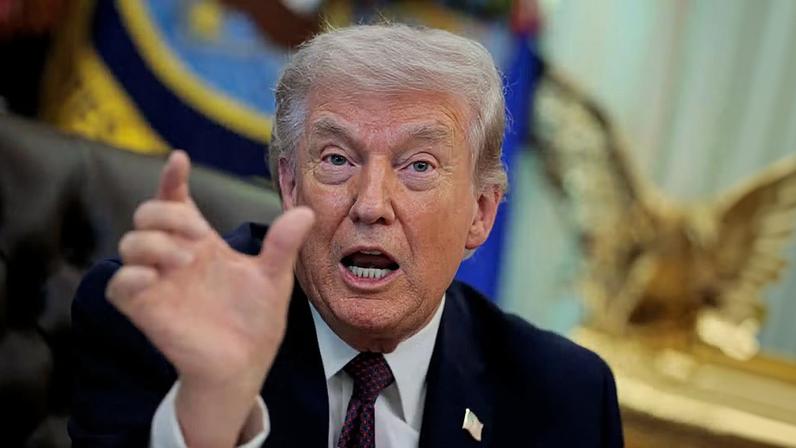 O presidente dos EUA, Donald Trump, discursa durante a cerimônia de assinatura de uma ordem executiva sobre votação por correio, no Salão Oval da Casa Branca, em Washington, DC, em 31 de março de 2026