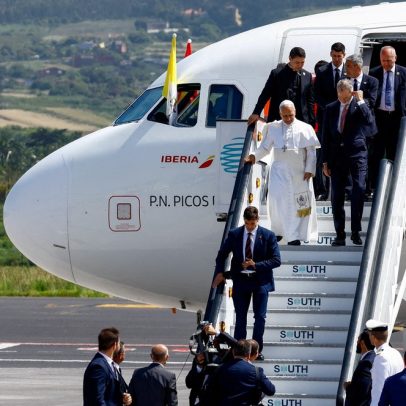 Papa Leão XIV é retirado de avião após falha técnica no fim de visita à Espanha
