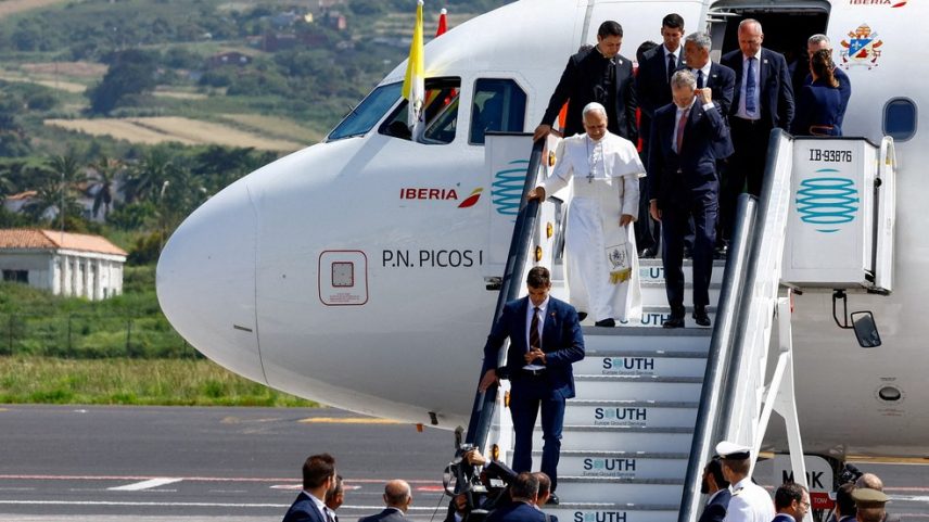Papa Leão XIV deixando avião ao lado do rei da Espanha — Foto: REUTERS/Borja Suarez