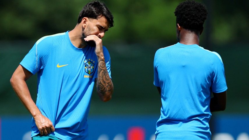Lucas Paquetá e Vini Jr. conversam em treino da Seleção nesta sexta-feira — Foto: Caean Couto/Reuters