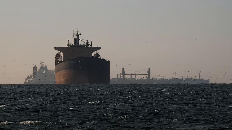 Navios de carga no Golfo Pérsico , perto do Estreito de Ormuz, vistos do norte de Ras al-Khaimah, próximo à fronteira com a região administrativa de Musandam, em Omã , em meio ao conflito entre os EUA e Israel com o Irã, nos Emirados Árabes Unidos, 11 de março de 2026