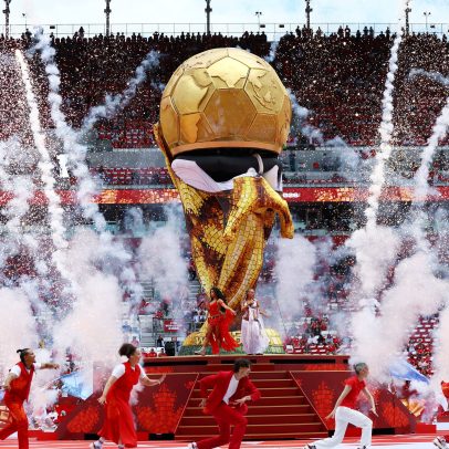 Gafe com taça da Copa do Mundo marca abertura do Canadá