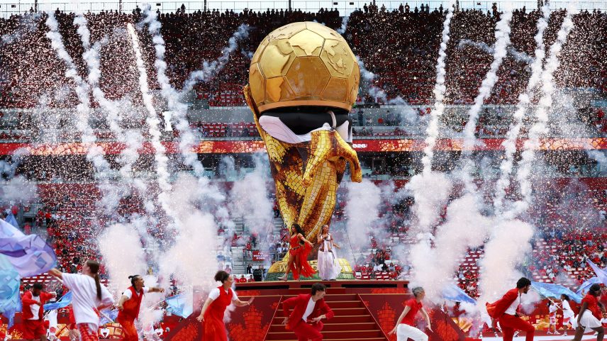 Reprodução da taça da Copa do Mundo dá problema na abertura do evento, no Canadá — Foto: Reuters