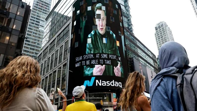 Telão mostra Elon Musk, da SpaceX, no dia do IPO da empresa na bolsa de Nova York 12 de junho de 2026 REUTERS/Jeenah Moon