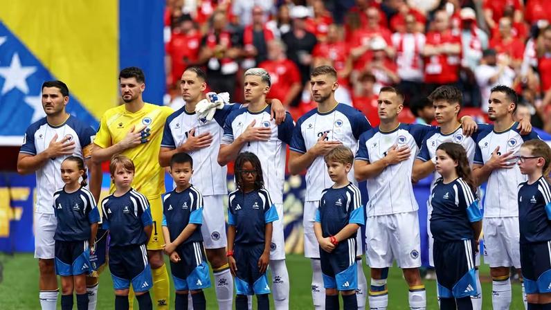 Jogadores da Bósnia e Herzegovina se alinham durante a execução dos hinos nacionais antes da partida de estreia na Copa do Mundo de 2026. — Foto: REUTERS/Claudia Greco