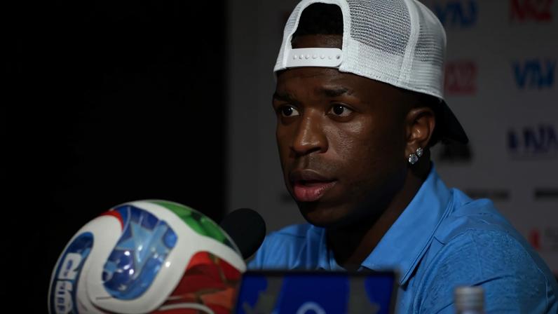 Vinícius Júnior durante a coletiva de imprensa na Copa do Mundo de 2026