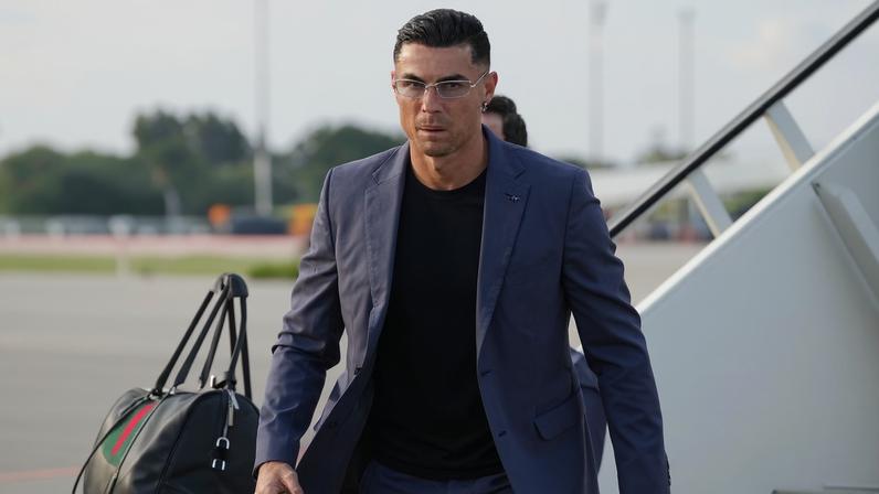 Cristiano Ronaldo na chegada da seleção de Portugal aos Estados Unidos para a Copa do Mundo — Foto: Jim Rassol/Reuters