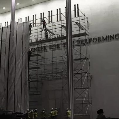 Equipes removem nome de Trump do Kennedy Center após prazo judicial