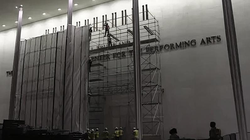 Operários removem o nome de Trump do Kennedy Center em Washington D.C