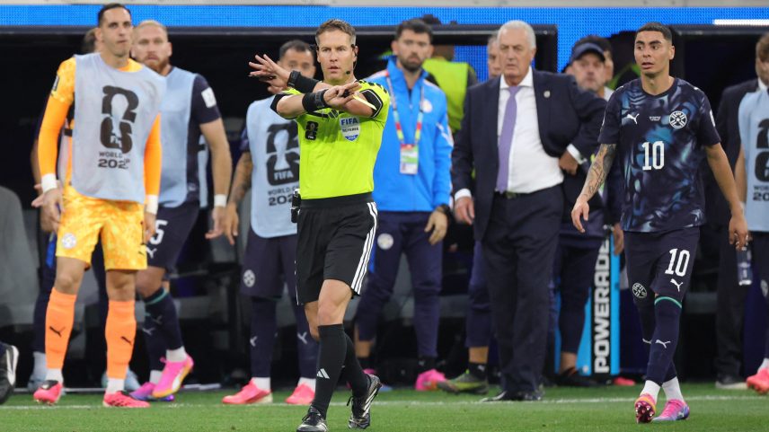 Árbitro Danny Desmond Makkelie, da Holanda, retirou cartão de defensor americano e aplicou a estrela do Paraguai, após simulação