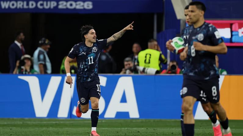 Mauricio marca para o Paraguai contra os Estados Unidos — Foto: Reuters