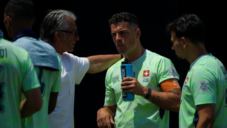 Xhaka escuta orientação do técnico da Suíça na pausa para hidratação na Copa do Mundo — Foto: REUTERS/Carlos Barria