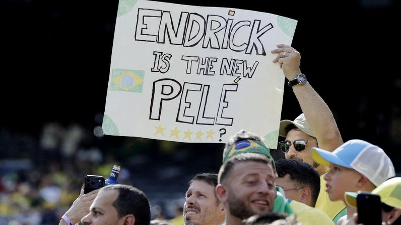 Endrick é o novo Pelé - Cartaz de torcedora — Foto: Reuters