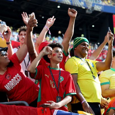Torcida marroquina canta olé contra o Brasil no início da partida da Copa
