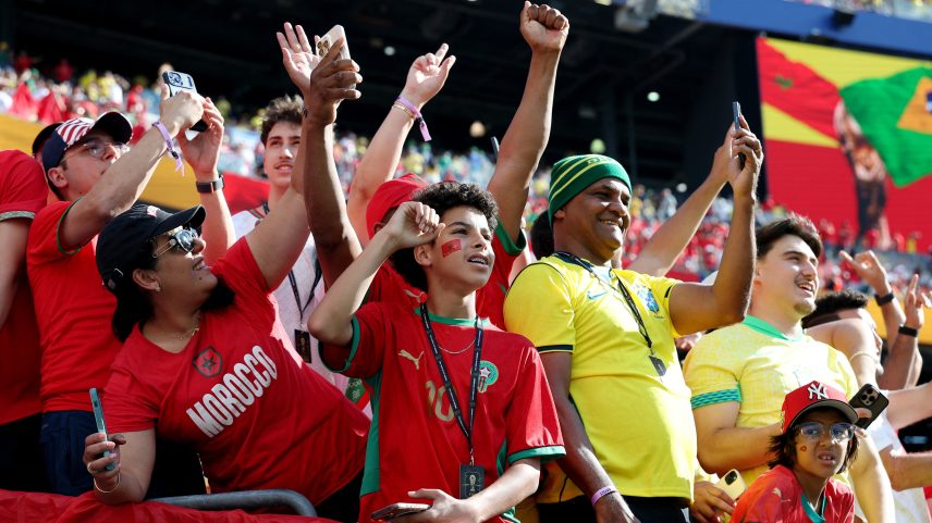Torcedores de Brasil e Marrocos durante duelo na Copa do Mundo — Foto: Reuters/Vincent Carchietta
