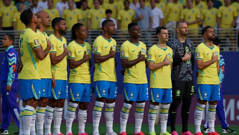 Jogadores alinhados cantando o hino nacional durante a Copa do Mundo 2026. — Foto: Reuters/Vincent Carchietta