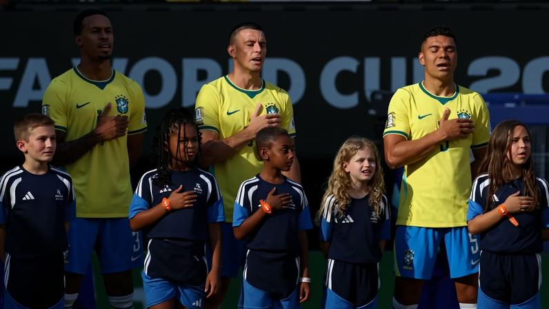 Gabriel Magalhães, Roger Ibañez e Casemiro, da seleção brasileira, durante a execução dos hinos nacionais antes do jogo contra Marrocos — Foto: IMAGN IMAGES via Reuters/Vincent Carchietta