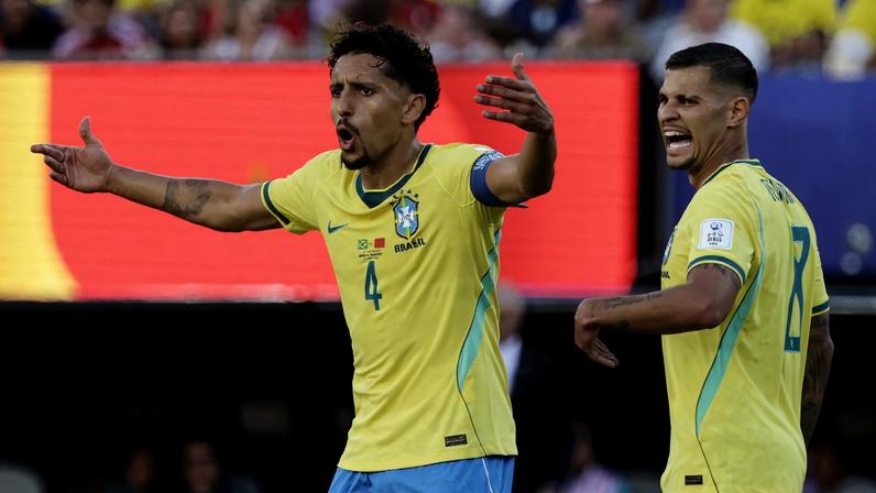 Marquinhos e Bruno Guimarães reclamam em Brasil x Marrocos na Copa do Mundo — Foto: Jeenah Moon/Reuters