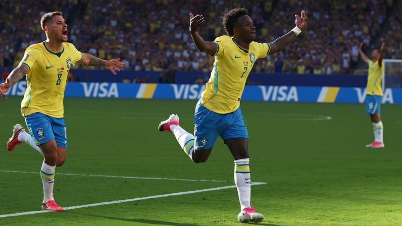Vinicius Junior comemora lance na estreia do Brasil