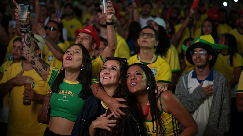 Torcedores acompanham jogo do Brasil em Copacabana