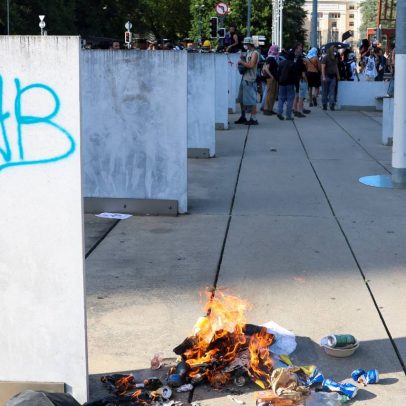 Polícia usa gás lacrimogêneo em protesto contra o G7 após ataque à ONU