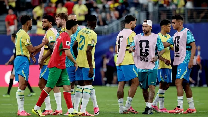 Jogadores da seleção brasileira em campo após o fim de Brasil x Marrocos no último sábado (13) — Foto: Jeenah Moon/Reuters