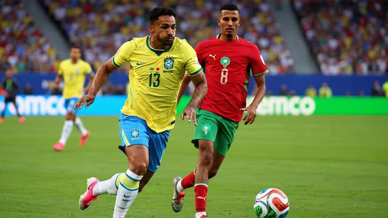 Danilo, da seleção brasileira, chuta bola em disputa com Azzedine Ounahi, do Marrocos, no jogo de 13 de junho pela Copa do Mundo — Foto: Caean Couto/Reuters