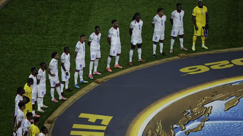 Jogadores do Haiti perfilam-se durante a execução dos hinos nacionais antes da partida.