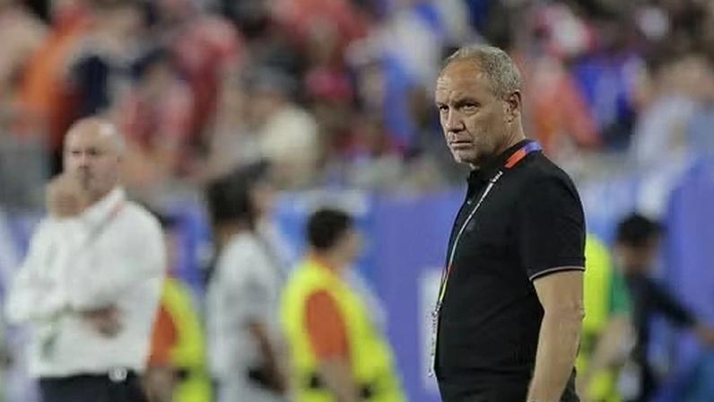 Sébastien Migné, técnico do Haiti, na derrota na estreia da Copa contra a Escócia — Foto: Brian Snyder/Reuters