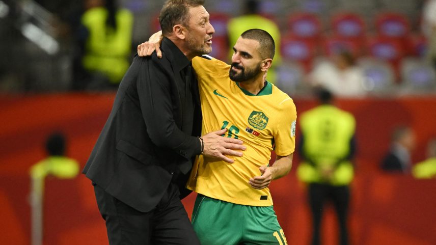 Aziz Behich e Tony Popovic após vitória da Austrália sobre a Turquia — Foto: Reuters/Anne-Marie Sorvin