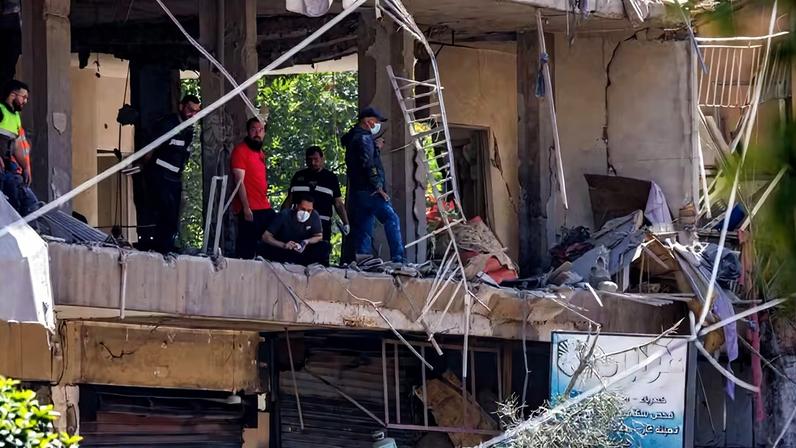 Policiais e equipes de emergência trabalham em área no sul de Beirute atingida por ataque israelense