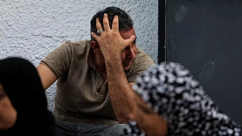 Homem lamenta mortes após ataque israelense em Gaza