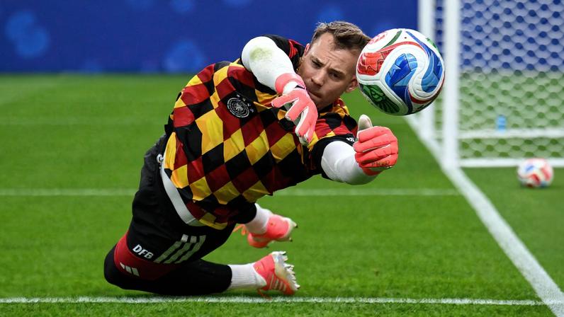 Manuel Neuer em ação durante treino da Alemanha, nos EUA — Foto: Reuters