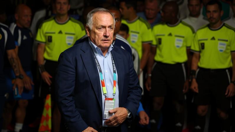 Dick Advocaat entra em campo para Alemanha x Curaçao, na Copa de 2026 — Foto: Reuters