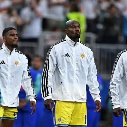Jogadores e torcedores de Curaçao emocionados ao hino na estreia em Copas