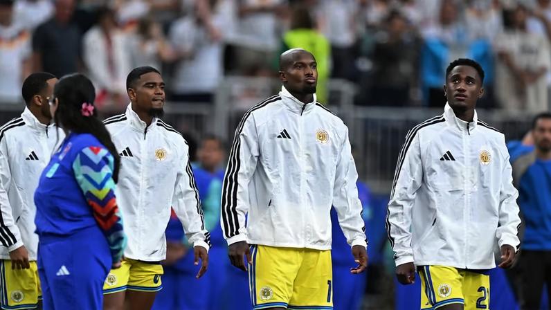 Jogadores de Curaçao antes da partida contra a Alemanha — Foto: Maria Lysaker / Reuters