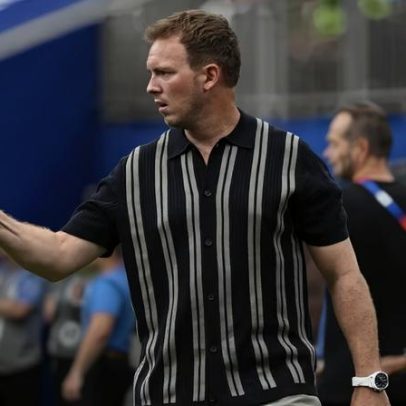 Técnico da Alemanha explica troca de roupa no intervalo por calor