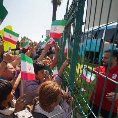 Torcida iraniana comemora antes da viagem aos EUA para estreia na Copa