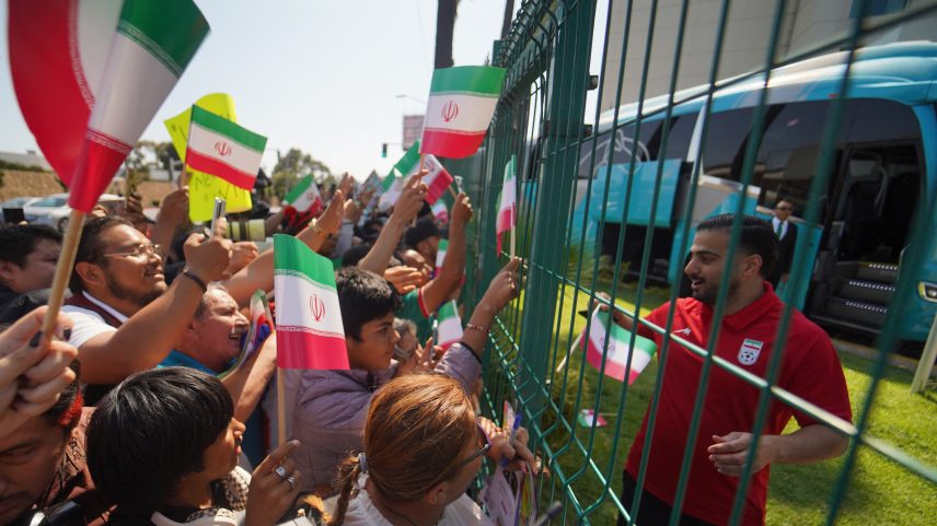 Torcida faz festa em saída do Irã de hotel no México — Foto: REUTERS/Victor Medina