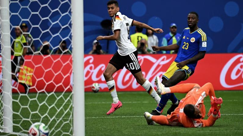 Jamal Musiala e Felix Nmecha celebram quarto gol da Alemanha