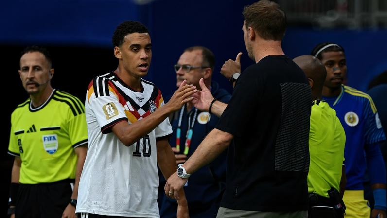 Musiala conversa com o técnico Julian Nagelsmann após ser sacado — Foto: Reuters