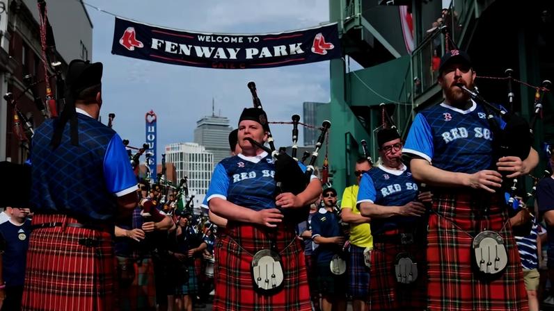 Copa do Mundo FIFA 2026 - Torcedores escoceses marcham em direção ao estádio de beisebol Fenway Park, em Boston - Boston, Massachusetts, EUA - 14 de junho de 2026. Torcedores escoceses vestindo kilts e tocando gaita de foles durante a marcha até o Fenway Park