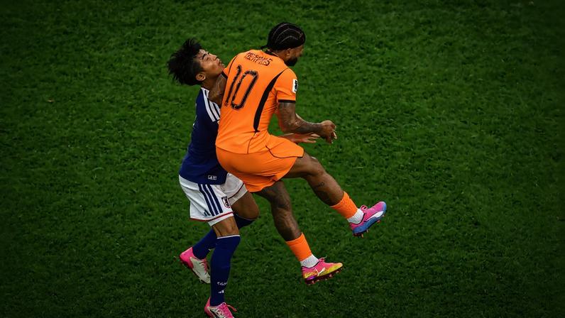 Memphis Depay comete a falta em Taniguchi durante Holanda x Japão na Copa do Mundo — Foto: REUTERS/Kai Pfaffenbach