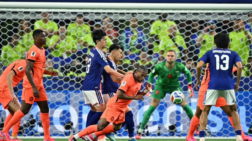 Aos 2 min do 1º tempo - chute de dentro da área defendido de Donyell Malen da Holanda contra o Japão