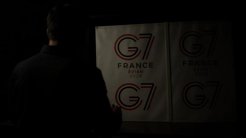 Logotipos do G7 são retratados no píer antes da cúpula do G7 em Evian-les-Bains, França, em 12 de junho de 2026