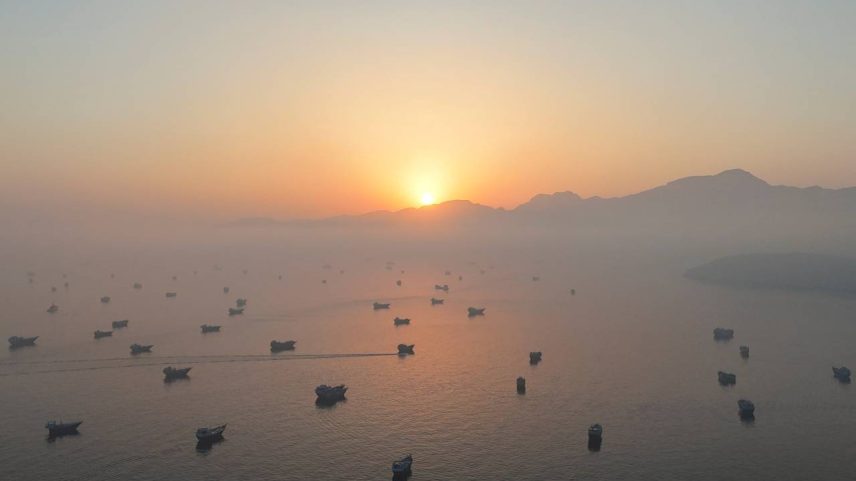 Uma imagem de drone mostra embarcações no Estreito de Hormuz, visto de Musandam, em Omã, em 15 de junho de 2026. REUTERS/Stringer