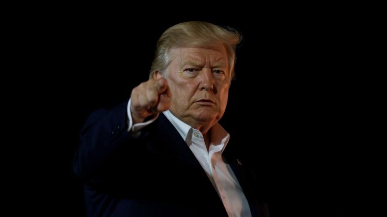 O presidente dos Estados Unidos, Donald Trump, embarca no Air Force One com destino a Evian-les-Bains, na França, para a cúpula do G7, na Base Aérea de Andrews, em Maryland, em 15 de junho de 2026. REUTERS/Evelyn Hockstein