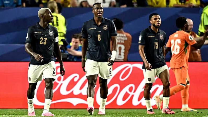 Jogadores do Equador, Moises Caicedo, Willian Pacho e Pedro Vite — Foto: Reuters